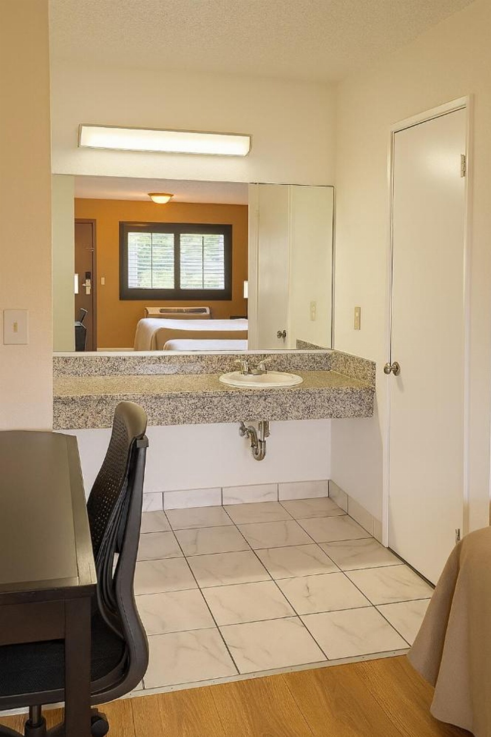 Room image 3